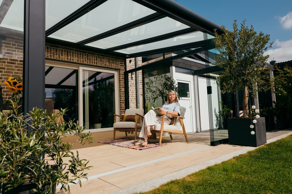 premium look with a glass roof A modern veranda with a glass roof creates a light and relaxed atmosphere in the garden.
