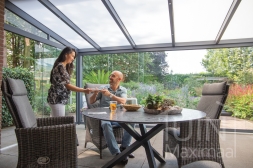 Moderne Gumax Terrasoverkapping in mat antraciet van 6,06 x 3,5 meter met een ingekorte breedte met opaal polycarbonaat dakplaten inclusief Gumax glazen schuifwanden en glazen spie Moderne Gumax Terrasoverkapping in mat antraciet van 6,06 x 3,5 meter met een ingekorte breedte met opaal polycarbonaat dakplaten inclusief Gumax glazen schuifwanden en glazen spie