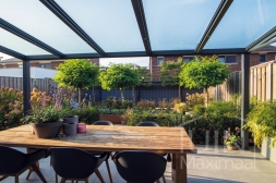 Moderne Gumax Terrasoverkapping in mat antraciet van 3,06 x 2,5 meter met opaal polycarbonaat inclusief Gumax zonwering en LED verlichting Moderne Gumax Terrasoverkapping in mat antraciet van 3,06 x 2,5 meter met opaal polycarbonaat inclusief Gumax zonwering en LED verlichting