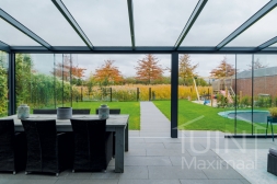 Moderne Gumax Terrasoverkapping in mat antraciet van 8,06 x 4 meter met glazen dakplaten inclusief Gumax LED verlichting, glazen schuifwanden en Glazen spie Moderne Gumax Terrasoverkapping in mat antraciet van 8,06 x 4 meter met glazen dakplaten inclusief Gumax LED verlichting, glazen schuifwanden en Glazen spie