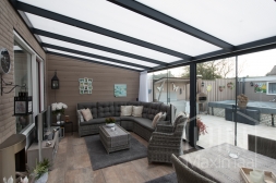 Moderne Gumax Terrasoverkapping in mat antraciet van 6,06 x 3,5 meter met opaal polycarbonaat dakplaten inclusief Gumax LED verlichting, glazen schuifwanden, deurgrepen, U-profiel, sierstrips en tochtstrips voor schuifwanden. Moderne Gumax Terrasoverkapping in mat antraciet van 6,06 x 3,5 meter met opaal polycarbonaat dakplaten inclusief Gumax LED verlichting, glazen schuifwanden, deurgrepen, U-profiel, sierstrips en tochtstrips voor schuifwanden.