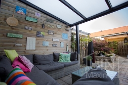Moderne Gumax Terrasoverkapping in mat antraciet met heldere polycarbonaatplaten Moderne Gumax Terrasoverkapping in mat antraciet met heldere polycarbonaatplaten
