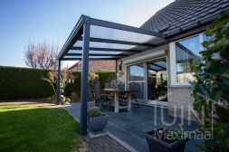 Klassieke Gumax Terrasoverkapping in mat antraciet van 4,06 x 3 meter met heldere polycarbonaat dakplaten Klassieke Gumax Terrasoverkapping in mat antraciet van 4,06 x 3 meter met heldere polycarbonaat dakplaten
