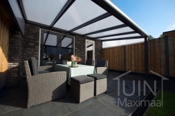 Moderne Gumax Terrasoverkapping in mat antraciet van 5,06 x 3 meter met opaal polycarbonaat dakplaten inclusief Gumax polycarbonaat spie op schutting Moderne Gumax Terrasoverkapping in mat antraciet van 5,06 x 3 meter met opaal polycarbonaat dakplaten inclusief Gumax polycarbonaat spie op schutting