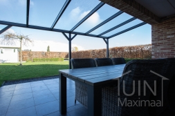 Klassieke Gumax Terrasoverkapping in mat antraciet van 6,06 x 3 meter met glazen dakplaten inclusief Gumax schoren Klassieke Gumax Terrasoverkapping in mat antraciet van 6,06 x 3 meter met glazen dakplaten inclusief Gumax schoren