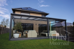Moderne Gumax Terrasoverkapping in mat antraciet van 7,06 x 4 meter met opaal polycarbonaat dakplaten inclusief Gumax LED verlichting, glazen schuifwanden en Glazen spie Moderne Gumax Terrasoverkapping in mat antraciet van 7,06 x 4 meter met opaal polycarbonaat dakplaten inclusief Gumax LED verlichting, glazen schuifwanden en Glazen spie