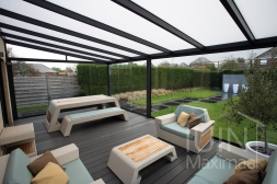 Moderne Gumax Terrasoverkapping in mat antraciet van 7,06 x 4 meter met opaal polycarbonaat dakplaten inclusief Gumax LED verlichting, glazen schuifwanden en Glazen spie Moderne Gumax Terrasoverkapping in mat antraciet van 7,06 x 4 meter met opaal polycarbonaat dakplaten inclusief Gumax LED verlichting, glazen schuifwanden en Glazen spie
