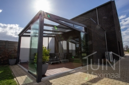 Moderne Gumax Terrasoverkapping in mat antraciet van 4,06 x 4,0 meter met glazen dakplaten inclusief Gumax zonwering en Glazen schuifwanden en glazen spie Moderne Gumax Terrasoverkapping in mat antraciet van 4,06 x 4,0 meter met glazen dakplaten inclusief Gumax zonwering en Glazen schuifwanden en glazen spie