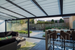 Moderne Gumax Terrasoverkapping in mat antraciet van 8,06 x 4 meter met ingekorte glazen dakplaten inclusief Gumax zonwering, LED verlichting, glazen schuifwanden en vaste polycarbonaat zijwand Moderne Gumax Terrasoverkapping in mat antraciet van 8,06 x 4 meter met ingekorte glazen dakplaten inclusief Gumax zonwering, LED verlichting, glazen schuifwanden en vaste polycarbonaat zijwand