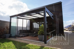 Modern garden room with polycarbonate sidewall including sun shading