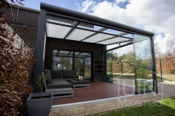 Modern attached garden room with sun shading and glass wedge