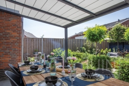 Moderne Gumax Terrasoverkapping in mat antraciet van 3,06 x 2,5 meter met opaal polycarbonaat inclusief Gumax zonwering en LED verlichting Moderne Gumax Terrasoverkapping in mat antraciet van 3,06 x 2,5 meter met opaal polycarbonaat inclusief Gumax zonwering en LED verlichting