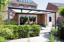Moderne Gumax Terrasoverkapping in mat antraciet van 3,06 x 2,5 meter met glazen dakplaten inclusief Gumax zonwering en LED verlichting Moderne Gumax Terrasoverkapping in mat antraciet van 3,06 x 2,5 meter met glazen dakplaten inclusief Gumax zonwering en LED verlichting