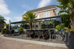Klassieke Gumax Terrasoverkapping in mat antraciet van 12,06 x 4 meter met glazen dakplaten inclusief Gumax glazen schuifwanden en Glazen spie Klassieke Gumax Terrasoverkapping in mat antraciet van 12,06 x 4 meter met glazen dakplaten inclusief Gumax glazen schuifwanden en Glazen spie
