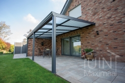 Klassieke Gumax Terrasoverkapping in mat antraciet van 6,06 x 3,5 meter met glazen dakplaten inclusief Gumax zonwering Klassieke Gumax Terrasoverkapping in mat antraciet van 6,06 x 3,5 meter met glazen dakplaten inclusief Gumax zonwering