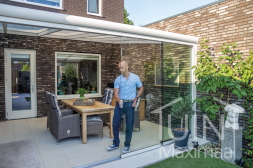 Moderne Gumax overkapping in mat wit met opaal polycarbonaat dak en glazen schuifdeuren Moderne Gumax overkapping in mat wit met opaal polycarbonaat dak en glazen schuifdeuren