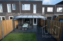 Moderne Gumax Terrasoverkapping in mat antraciet van 5,06 x 3 meter met opaal polycarbonaat dakplaten inclusief Gumax polycarbonaat spie op schutting Moderne Gumax Terrasoverkapping in mat antraciet van 5,06 x 3 meter met opaal polycarbonaat dakplaten inclusief Gumax polycarbonaat spie op schutting