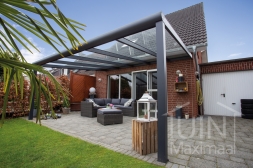 Klassieke Gumax Terrasoverkapping in mat antraciet van 5,06 x 4 meter met glazen dakplaten Klassieke Gumax Terrasoverkapping in mat antraciet van 5,06 x 4 meter met glazen dakplaten