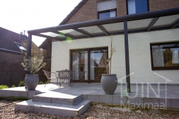Moderne Gumax Terrasoverkapping in mat antraciet van 8,06 x 4 meter met glazen dakplaten Moderne Gumax Terrasoverkapping in mat antraciet van 8,06 x 4 meter met glazen dakplaten