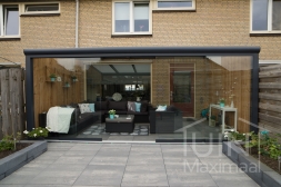 Moderne Gumax Terrasoverkapping in mat antraciet van 5,06 x 4 meter inclusief Gumax glazen schuifwanden Moderne Gumax Terrasoverkapping in mat antraciet van 5,06 x 4 meter inclusief Gumax glazen schuifwanden