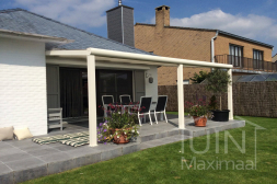 Moderne aluminium Gumax® overkapping in mat wit aan huis met opaal polycarbonaat dak Moderne aluminium Gumax® overkapping in mat wit aan huis met opaal polycarbonaat dak