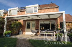 Moderne Gumax Overkapping in mat wit van 5,06 x3 meter met glazen dakplaten inclusief automatische zonwering Moderne Gumax Overkapping in mat wit van 5,06 x3 meter met glazen dakplaten inclusief automatische zonwering