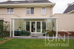 Moderne Gumax Terrasoverkapping in mat wit met glazen schuifwanden in de tuin Moderne Gumax Terrasoverkapping in mat wit met glazen schuifwanden in de tuin