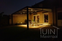 Moderne Gumax Terrasoverkapping in mat antraciet van 5,06 x 3,5 meter met polycarbonaat dakplaten inclusief Gumax® verlichting, glazen spie en spie op schutting Moderne Gumax Terrasoverkapping in mat antraciet van 5,06 x 3,5 meter met polycarbonaat dakplaten inclusief Gumax® verlichting, glazen spie en spie op schutting