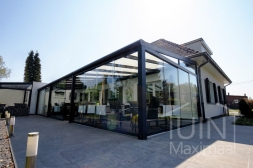 Moderne Gumax Terrasoverkapping in mat antraciet van 12,06 x 4 meter met opaal polycarbonaat dakplaten inclusief Gumax LED verlichting, glazen schuifwanden en Glazen spie Moderne Gumax Terrasoverkapping in mat antraciet van 12,06 x 4 meter met opaal polycarbonaat dakplaten inclusief Gumax LED verlichting, glazen schuifwanden en Glazen spie