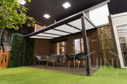 Moderne Gumax Terrasoverkapping in mat antraciet van 5,06 x 3,5 meter met glazen dakplaten <br>inclusief Gumax zonwering en LED verlichting Moderne Gumax Terrasoverkapping in mat antraciet van 5,06 x 3,5 meter met glazen dakplaten <br>inclusief Gumax zonwering en LED verlichting