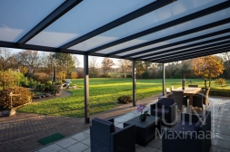 Moderne Gumax Terrasoverkapping in mat antraciet van 11,06 x 4 meter met iq-relax polycarbonaat dakplaten inclusief Gumax LED verlichting Moderne Gumax Terrasoverkapping in mat antraciet van 11,06 x 4 meter met iq-relax polycarbonaat dakplaten inclusief Gumax LED verlichting