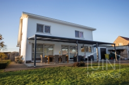 Moderne Gumax Terrasoverkapping in mat antraciet van 11,06 x 4 meter met iq-relax polycarbonaat dakplaten inclusief Gumax LED verlichting Moderne Gumax Terrasoverkapping in mat antraciet van 11,06 x 4 meter met iq-relax polycarbonaat dakplaten inclusief Gumax LED verlichting