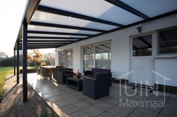 Moderne Gumax overkapping in mat antraciet aan huis van 11,06 x 4 meter met iq-relax polycarbonaat dakplaten inclusief Gumax LED verlichting Moderne Gumax overkapping in mat antraciet aan huis van 11,06 x 4 meter met iq-relax polycarbonaat dakplaten inclusief Gumax LED verlichting
