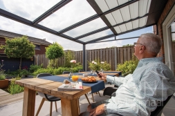 Moderne Gumax Terrasoverkapping in mat antraciet van 3,06 x 2,5 meter met glazen dakplaten inclusief Gumax zonwering en LED verlichting Moderne Gumax Terrasoverkapping in mat antraciet van 3,06 x 2,5 meter met glazen dakplaten inclusief Gumax zonwering en LED verlichting