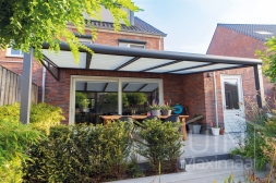 Moderne Gumax Terrasoverkapping in mat antraciet van 3,06 x 2,5 meter met glazen dakplaten inclusief Gumax zonwering en LED verlichting Moderne Gumax Terrasoverkapping in mat antraciet van 3,06 x 2,5 meter met glazen dakplaten inclusief Gumax zonwering en LED verlichting