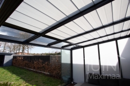 Gumax zonwering in mat antraciet inclusief Gumax® glazen schuifwanden en polycarbonaat zijwand Gumax zonwering in mat antraciet inclusief Gumax® glazen schuifwanden en polycarbonaat zijwand