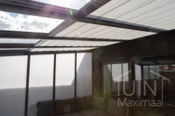 Gumax zonwering in mat antraciet <br>inclusief Gumax® vaste zijwand in opaal polycarbonaat en LED verlichting Gumax zonwering in mat antraciet <br>inclusief Gumax® vaste zijwand in opaal polycarbonaat en LED verlichting